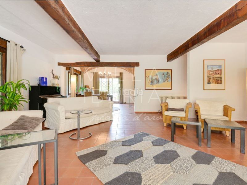 Foto fbed1b28-c16a-4e34-b11e-67cb9f2e3812. Casa en avenida de la costa brava 118 villa de carácter en Golf Costa Brava, con amplios espacios y un excelente potencial de actualización en Santa Cristina d´Aro