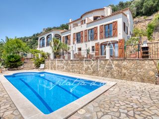 House  Carrer siena 12. Villa con piscina y vistas panorámicas de mar y montaña