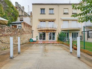 Haus in Avenida sant jordi 13. Casa adosada con jardín y terrazas en el centro de calonge