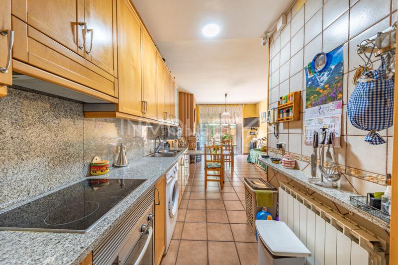 Foto 3c7682ba-0c42-4388-8f10-7a69e3806fc3. Semi detached house with fireplace heating parking in Mollet del Vallès