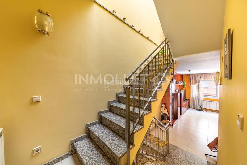 Foto 4aba03d8-b4af-4db0-8bcd-ff8c6886fa47. Semi detached house with fireplace heating parking in Mollet del Vallès