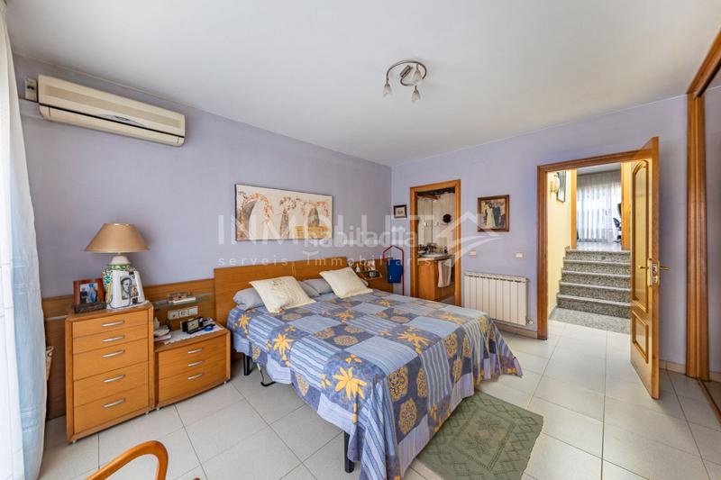 Foto 4dea7e0f-5a43-4b4e-bb10-1f9cd66ef070. Semi detached house with fireplace heating parking in Mollet del Vallès