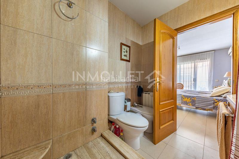 Foto 5a8b57c9-f78f-4020-8d92-232c6aa33140. Semi detached house with fireplace heating parking in Mollet del Vallès