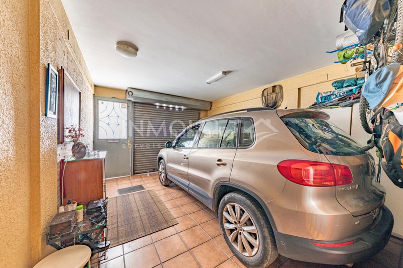 Foto 6a84b8fe-6e59-49a3-99ab-9dcbd0ee1c9d. Semi detached house with fireplace heating parking in Mollet del Vallès