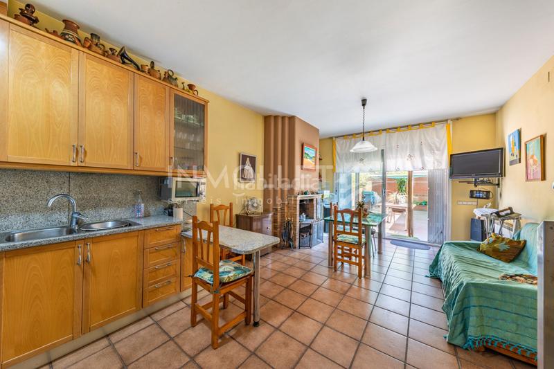 Foto 6cfefdf8-578b-47b6-8d87-eadfc3ef0d8a. Semi detached house with fireplace heating parking in Mollet del Vallès