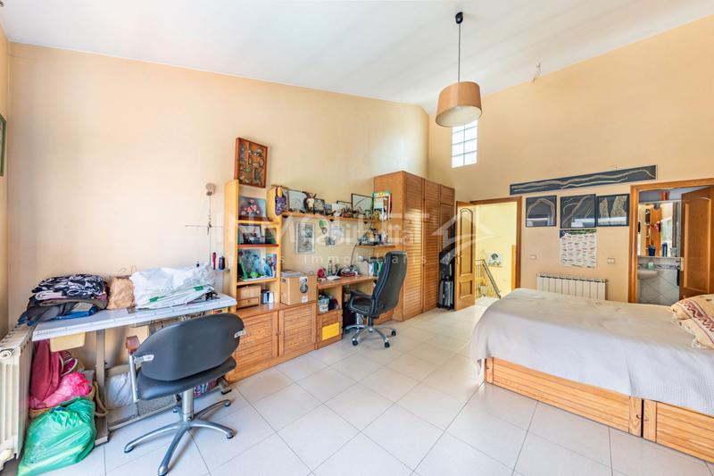 Foto 72be24f8-e8ca-4c71-b13f-3d4b11a2f545. Semi detached house with fireplace heating parking in Mollet del Vallès