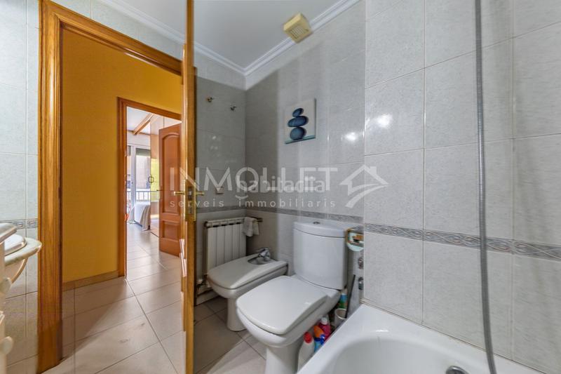 Foto d347cde5-ad6a-4dc9-b2cb-c621cd243f42. Semi detached house with fireplace heating parking in Mollet del Vallès