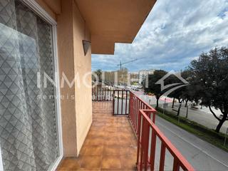 Appartement  Avinguda 11 de setembre. Piso 4 habitaciones a reformar