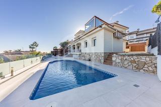 Casa a Premià de Dalt. Casa con piscina y vistas al mar