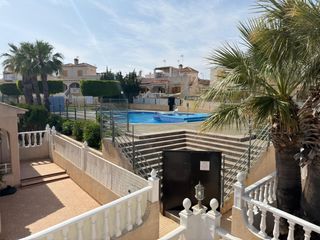 Casa adosada en Calle moncayo 27. Chalet adosado de 3 dormitorios con piscina comunitaria en los a