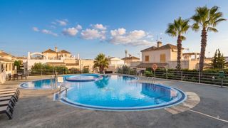 Casa a schiera in Calle moncayo 27. Gran chalet adosado de 3 dormitorios con piscina comunitaria en