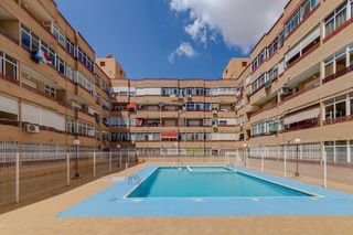 Apartamento en Calle joaquín chapaprieta 141. Apartamento de dos dormitorios en torrevieja con piscina comunit