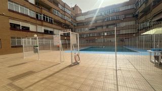 Apartment in Calle joaquín chapaprieta 141. Un apartamento de dos dormitorios en torrevieja con piscina en l