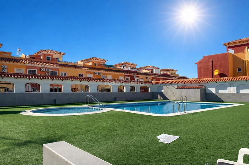 Foto 64bfe899-0100-4357-8d13-5dd65f068098. Casa amb piscina a Zona Carrefour - Urbanizaciones Torrevieja