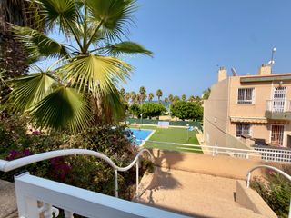 Maison à Urbanizacion leandros los 1. Playa , apartamento , gran piscina y plaza de garaje doble en ca