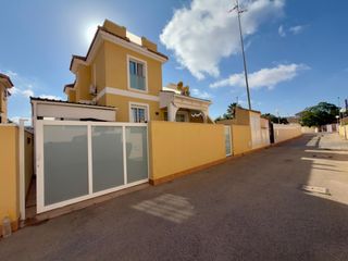 Casa adossada  Avenida avenida cuenca. Una perla de vivienda para entrar a vivir  de tres dormitorios ,