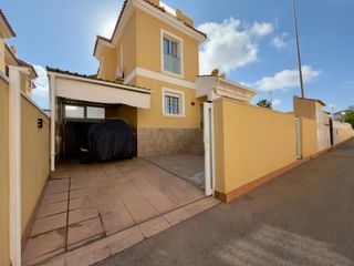 Semi detached house  Avenida avenida cuenca. Una perla de vivienda para entrar a vivir  de tres dormitorios ,