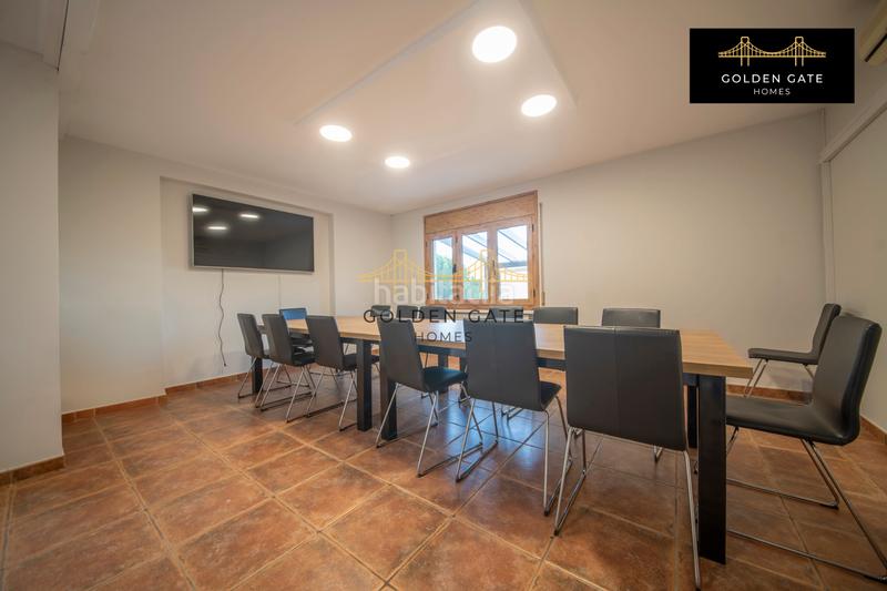 Foto 3e9669bf-7e8e-4347-a0f5-bd906050e9aa. Edificio con piscina in Alella