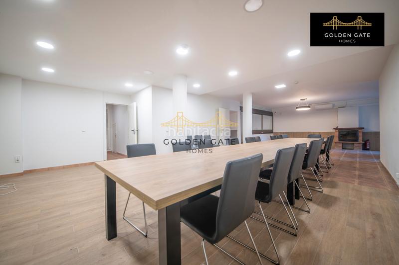 Foto 54e0ba88-6b0a-47f5-9346-4891593a4c8c. Edificio con piscina in Alella