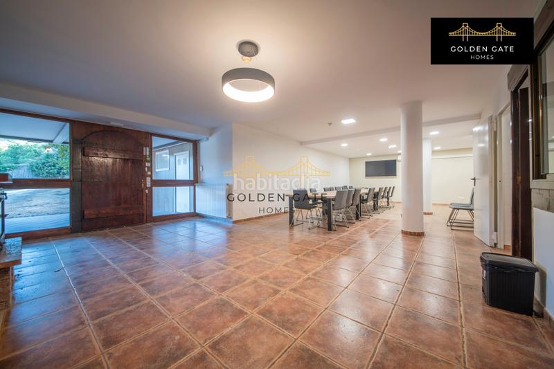 Foto b168b37c-7824-4ff6-9bc1-24b9ecddda10. Edificio con piscina in Alella