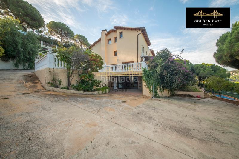 Foto b3184e03-d428-4cfd-bc32-6a357b307632. Edificio con piscina in Alella