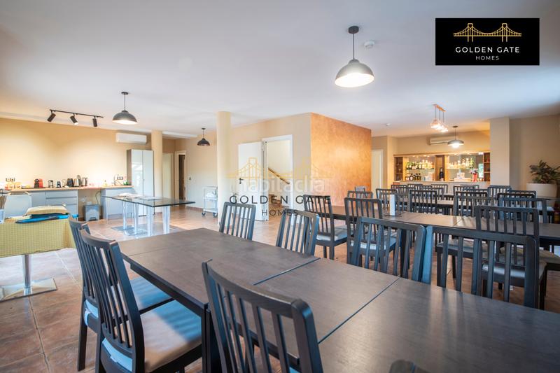 Foto b8196837-b758-4b40-8e98-585dfebc1f5b. Edificio con piscina in Alella