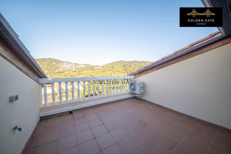 Foto bb30533d-8308-40cc-b520-643a3633c803. Edificio con piscina in Alella