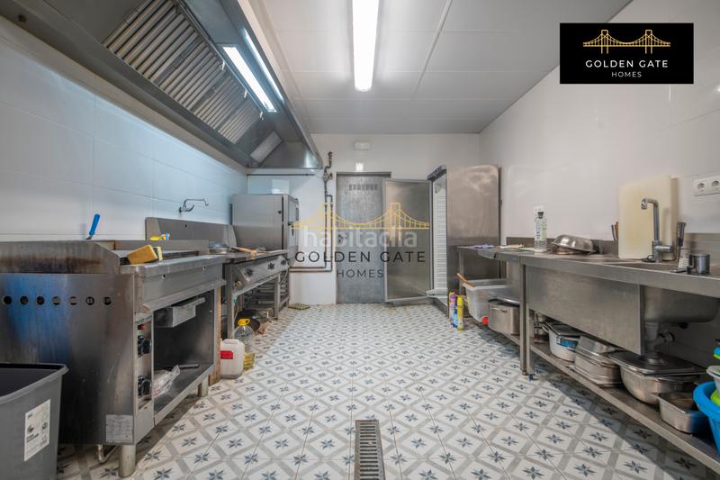 Foto c9c1cb7b-8815-4b70-b56d-398e4d1a7436. Edificio con piscina in Alella