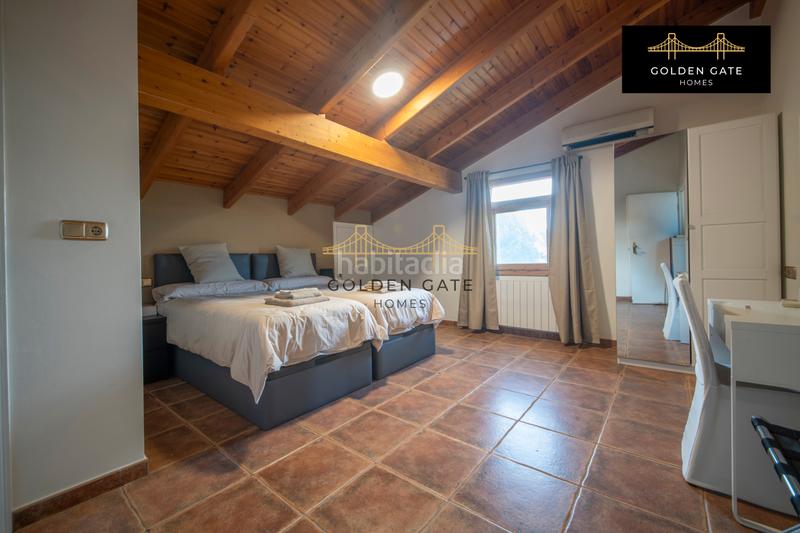 Foto ce2ef163-be65-4877-87ab-57e3623de45a. Edificio con piscina in Alella