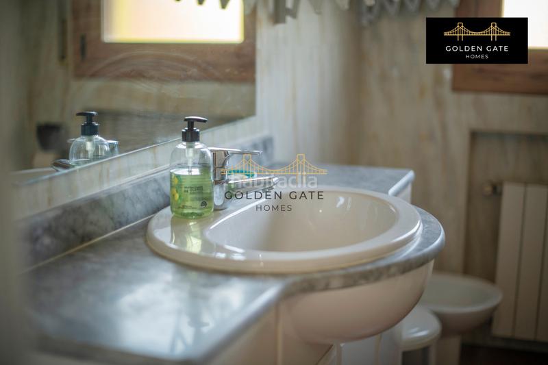 Foto e7e5976a-bc20-4b14-91cf-c072fd6c0a19. Edificio con piscina in Alella