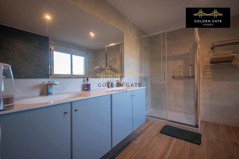 Foto f0de0dd0-03d3-4e95-bb23-a374b8814620. Edificio con piscina in Alella