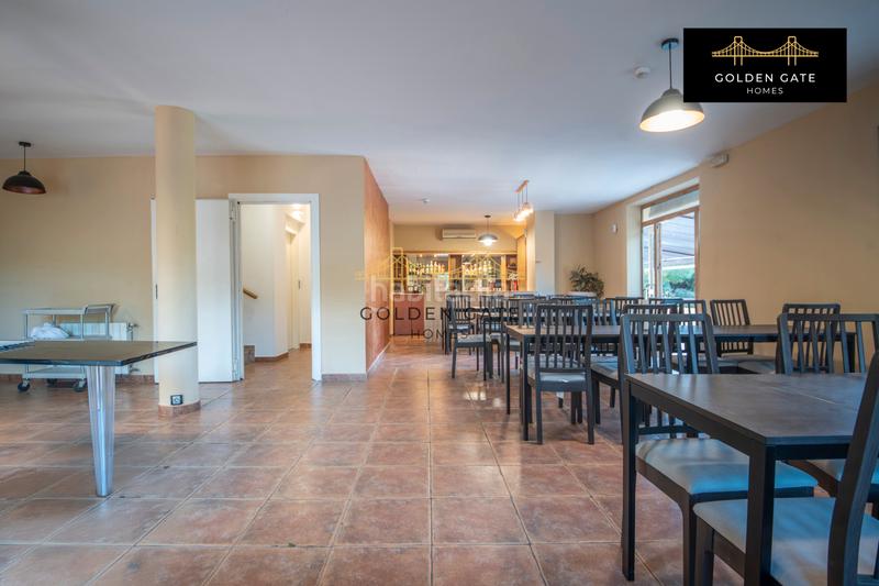 Foto f3ba5fcf-9cb8-4b62-8818-3e9bf1e5db4c. Edificio con piscina in Alella