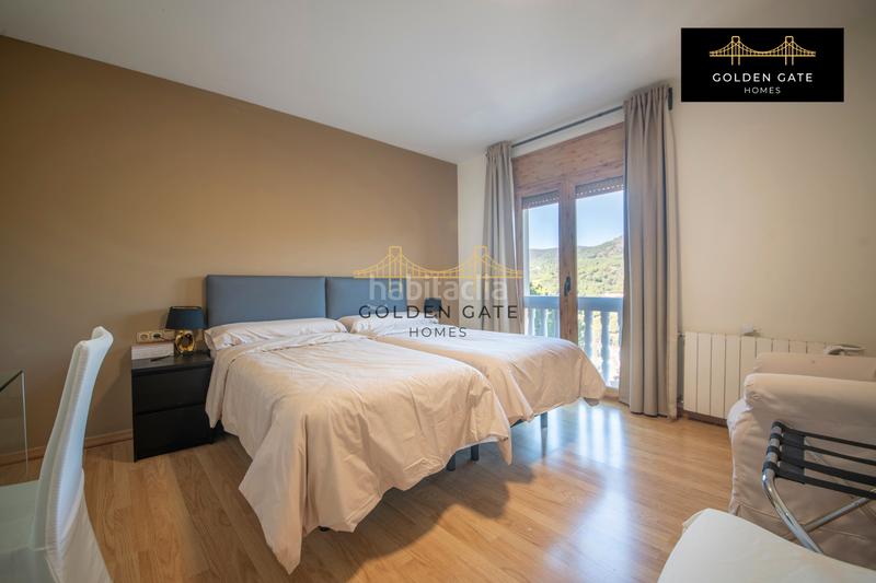 Foto f6ba0b12-197d-4cef-bcdb-0ec38c678a55. Edificio con piscina in Alella