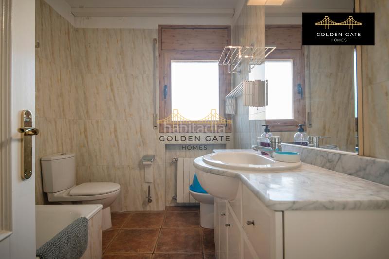 Foto fd7af472-b98c-4017-96d0-a845e3ece415. Edificio con piscina in Alella