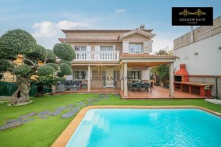 Chalet à Alella. Chalet con piscina y jardín en alella