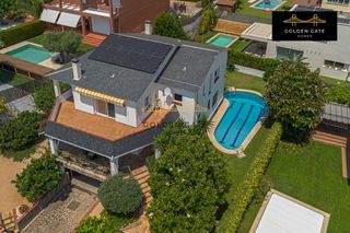 Casa a Centre. Exclusiva vivienda con piscina privada, jardín y vistas al mar e