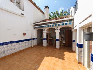 Casa  Carrer soria 12. Casa con patio privado y garaje