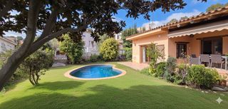 Casa a Carrer de la cala crancs 30. Casa con jard�n y piscina