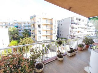 Etagenwohnung in Carrer de cambrils 18. Piso amplio en barenys