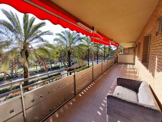 Flat  Avinguda de pau casals 15. Piso con gran terraza y piscina