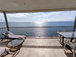 Etagenwohnung  Carrer de la falconera 20. Piso frontal al mar