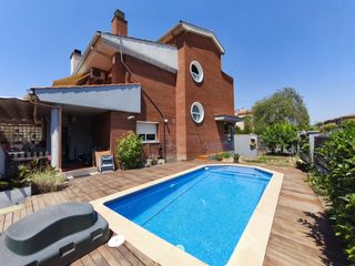 Casa bifamiliare  Carrer la roca 20. Casa con piscina y garaje