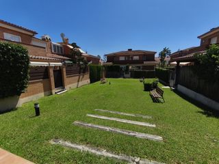 Casa  Carrer belgrad 65. Casa pareada con piscina y garaje