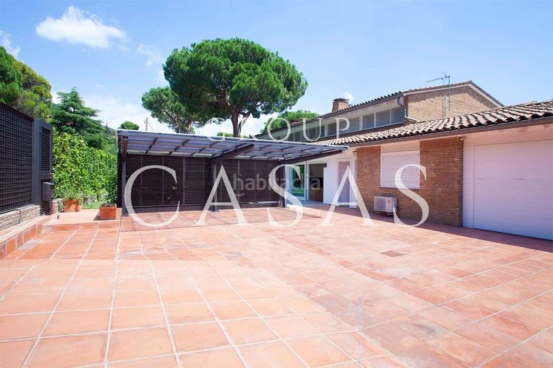 Foto 9543ae77-d60c-4fe7-80f5-cb7d7e838b61. Xalet amb xemeneia calefacció aparcament piscina a Barcelona