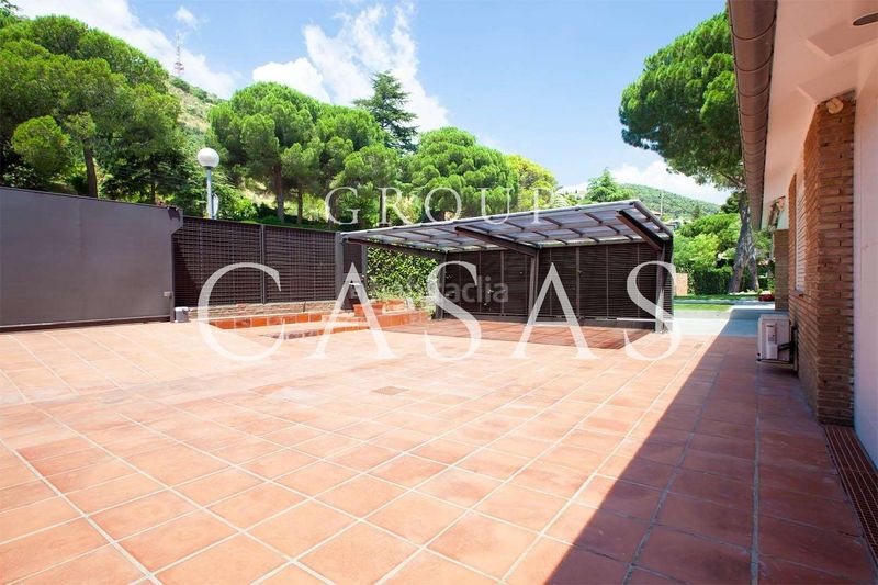 Foto ab31fe24-4e66-46fa-839d-d087be6b0084. Xalet amb xemeneia calefacció aparcament piscina a Barcelona