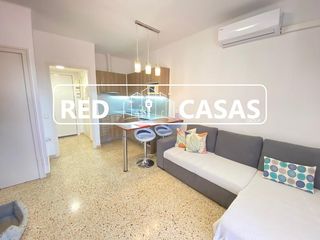 Pis  Carrer de l'esport. Cuenta con una amplia terraza y un espacio para almacenamiento.
