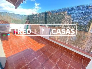 Pis  Carrer de l'esport. Cuenta con una amplia terraza y un espacio para almacenamiento.