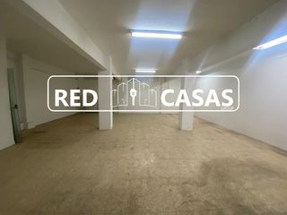 Lloguer Local Comercial  Carrer de josep anselm clavé. El local cuenta con suelo nuevo.