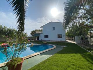 Chalet  Carrer demóstenes. Tu oasis en creixell te espera!