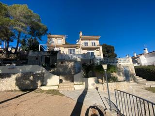 Casa  Carrer de la begònia. Casa unifamiliar en conjunto residencial con piscina – cubelles